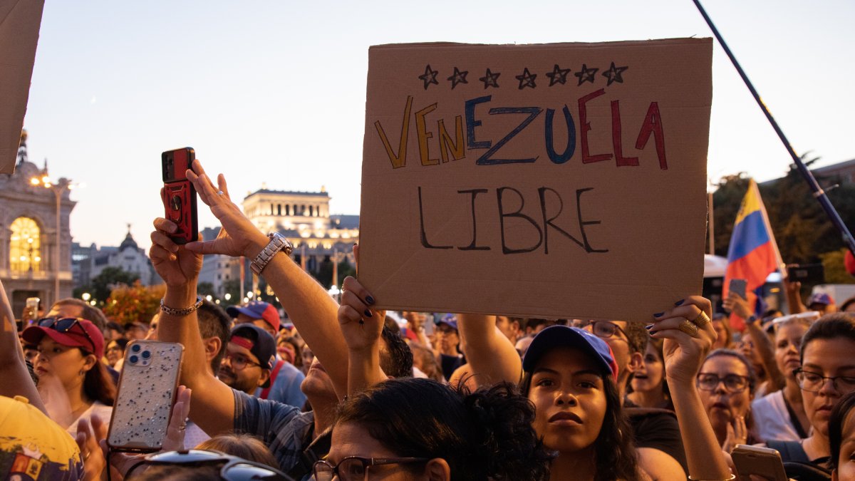 Decenas de personas durante una concentración de apoyo a Venezuela, en la plaza de Cibeles, a 7 de agosto de 2024, en Madrid (España). La protesta ha sido convocada por el Comando CON VZLA para apoyar a Venezuela y ‘’alzar la voz por una Venezuela libre’’, reclaman desde la organización. Maduro fue el vencedor de las pasadas elecciones presidenciales del 28 de julio con un 52% de los votos frente a un 43% del opositor Edmundo González. Manifestantes y organizaciones que apoyan a Venezuela consideran que el triunfo de Maduro ha sido por fraude electoral.
07 AGOSTO 2024;VENEZUELA;MANIFESTACIÓN;PROTESTO;APOYO;MADURO;CON VZLA;EDMUNDO;
Rafael Bastante / Europa Press
07/8/2024