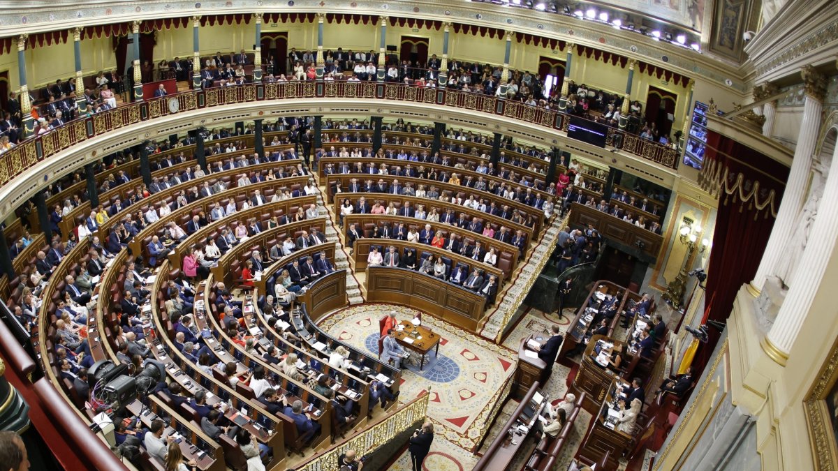 Plano general del hemiciclo del Congreso, con los diputados en sus escaños.