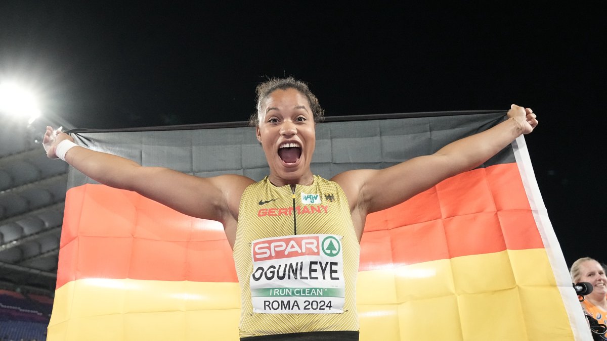 La atleta alemana Yemisi Ogunleye celebra su medalla de oro en lanzamiento de peso en los JJOO de París 2024.