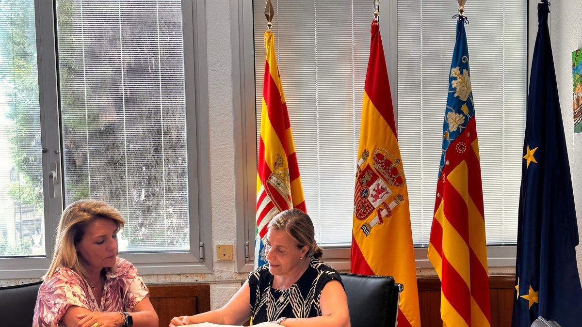 La vicepresidenta y consellera de Servicios Sociales, Igualdad y Vivienda, Susana Camarero, junto a Susana Marqués, alcaldesa de Benicàssim.