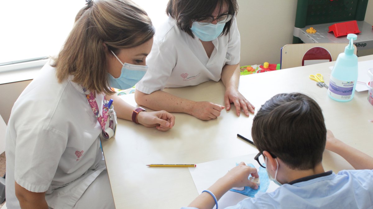 Miembros de la salud junto a un paciente