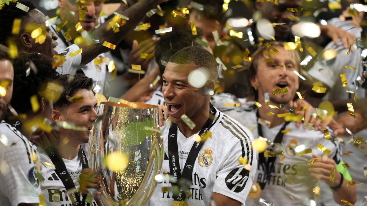 Kylian Mbappé, con la Supercopa de Europa.