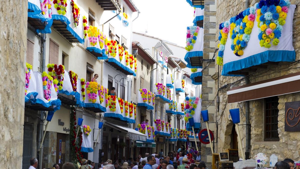 Calles de Morella engalanadas por el Sexenni