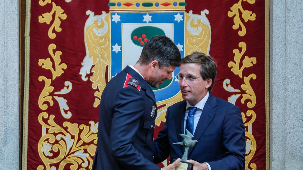 Enrique Chisbert, jefe del Cuerpo Municipal de Bomberos de Valencia durante la entrega de la 'Paloma de Bronce' a manos del alcalde de Madrid, José Luis Martínez-Almeida.