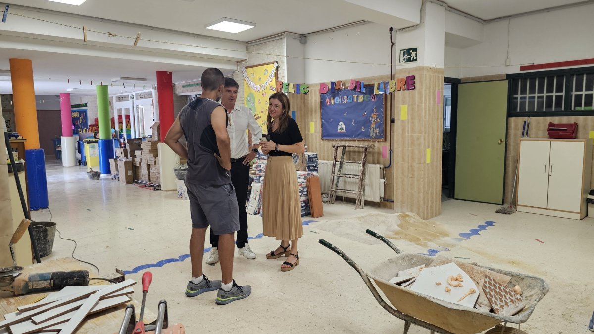 El Alcalde Marcos Zaragoza y la concejal de Educación, Marisa Mingot, han visitado las obras de reparación y mantenimiento