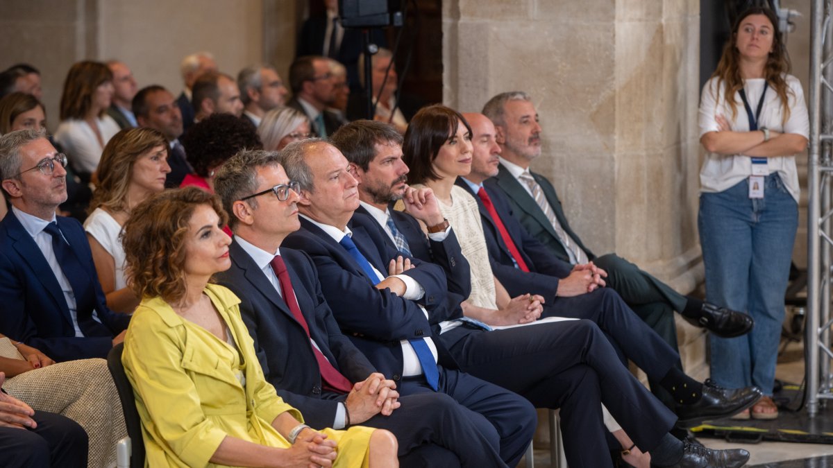 (I-D) La vicepresidenta primera y ministra de Hacienda, María Jesús Montero; el ministro de la Presidencia, Justicia y Relaciones con las Cortes, Félix Bolaños; el ministro de Industria y Turismo, Jordi Hereu; el ministro de Cultura, Ernest Urtasun
la ministra de Ciencia, Innovación y Universidades, Diana Morant, durante la toma de posesión de Salvador Illa como president de la Generalitat, en el Palau de la Generalitat, a 10 de agosto de 2024, en Barcelona, Catalunya (España). El primer secretario del PSC, Salvador Illa, fue investido el pasado 8 de agosto, presidente de la Generalitat con los votos de los 42 diputados de su grupo parlamentario (PSC-Units), los 20 de ERC y los 6 de los Comuns, que suman los 68 escaños que representan la mayoría absoluta. Ayer, 9 de agosto, se reunieron él y el presidente saliente, Pere Aragonès, para realizar el traspaso institucional de funciones.
10 AGOSTO 2024;INVESTIDURA;ILLA;TOMA DE POSESIÓN;CATALUÑA;BARCELONA;PSC;PSOE;MINISTROS;
Lorena Sopêna / Europa Press
10/8/2024