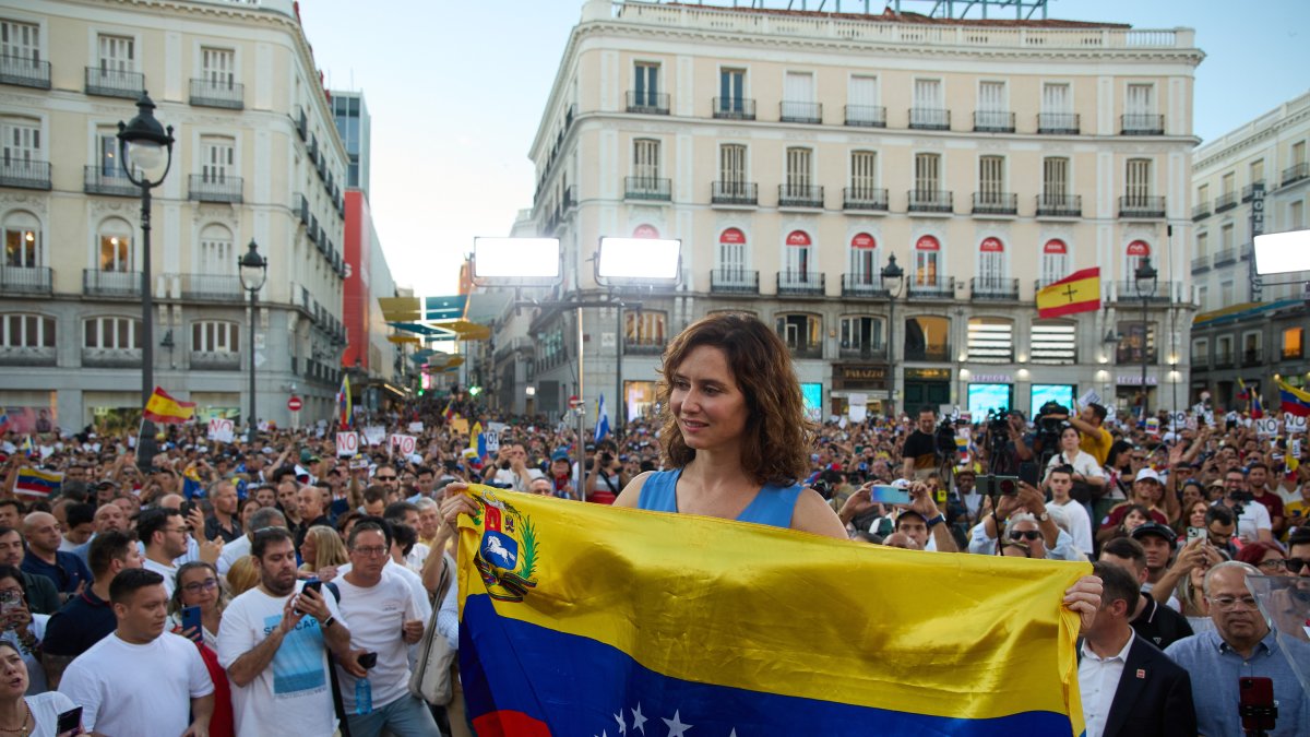 La presidenta de la Comunidad de Madrid, Isabel Díaz Ayuso, con la bandera de Venezuela