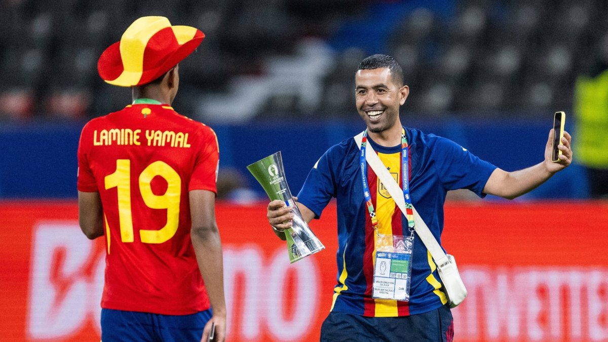 Lamine Yamal y su padre.