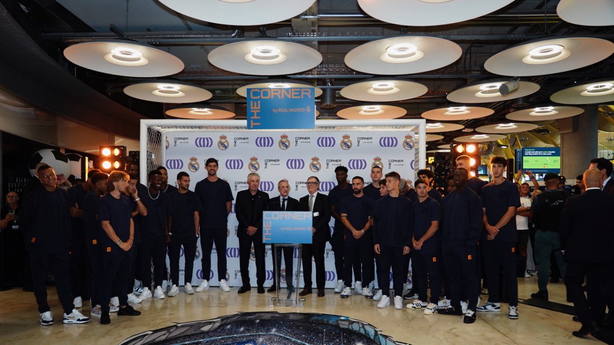 La plantilla del Real Madrid, en la inauguración de The Corner en el aeropuerto.