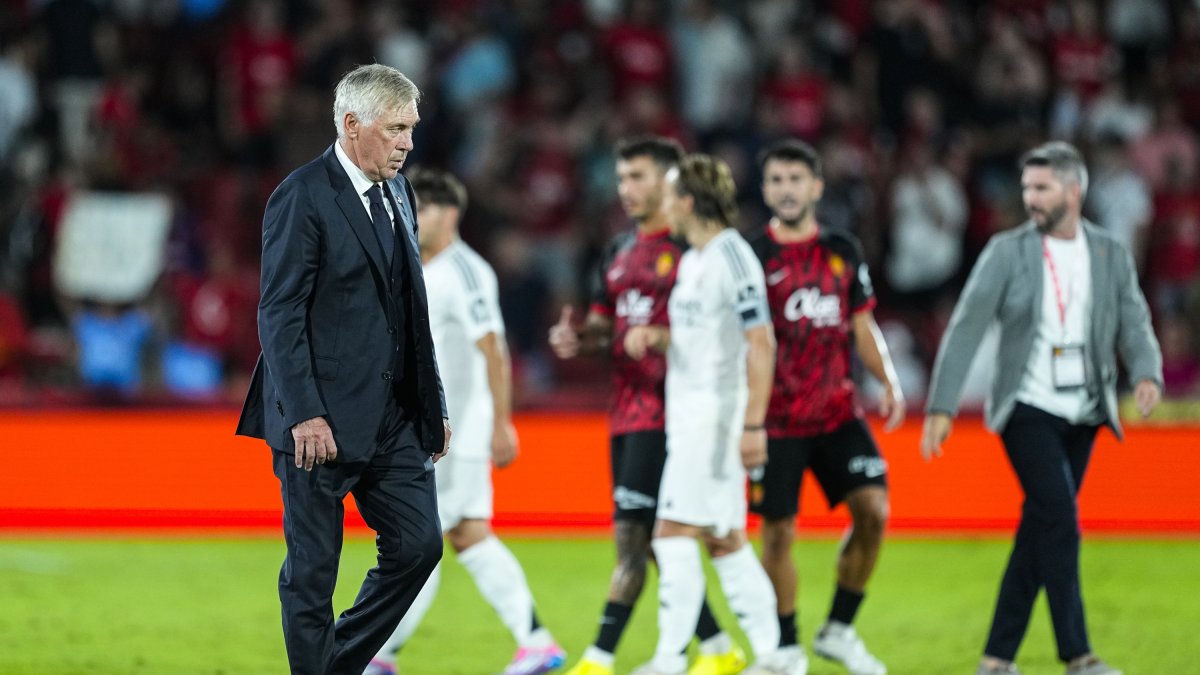 Carlo Ancelotti, cabizbajo, tras el empate del Real Madrid en Palma de Mallorca.