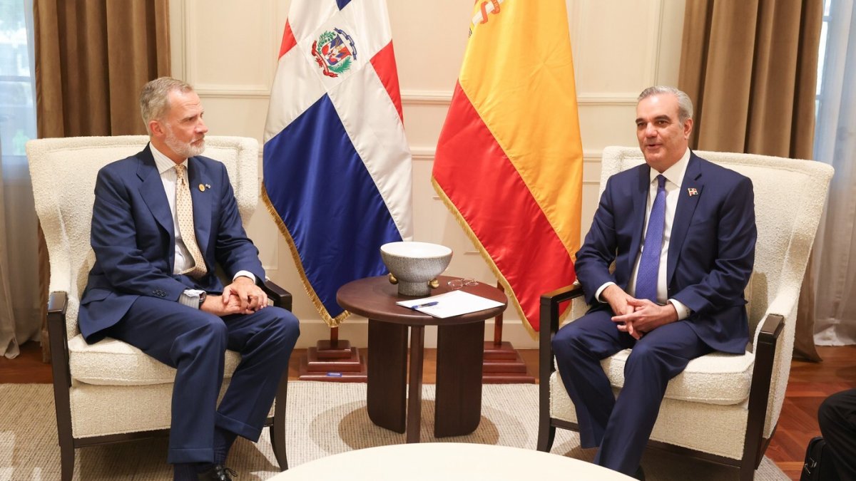 El Rey Felipe VI, en el encuentro con el presidente de la República Dominicana, Luis Abinader.