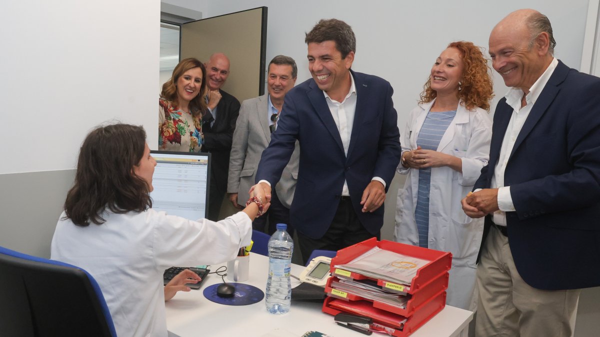 El jefe del Consell, Carlos Mazón, durante una visita a un centro sanitario de la Comunitat Valenciana