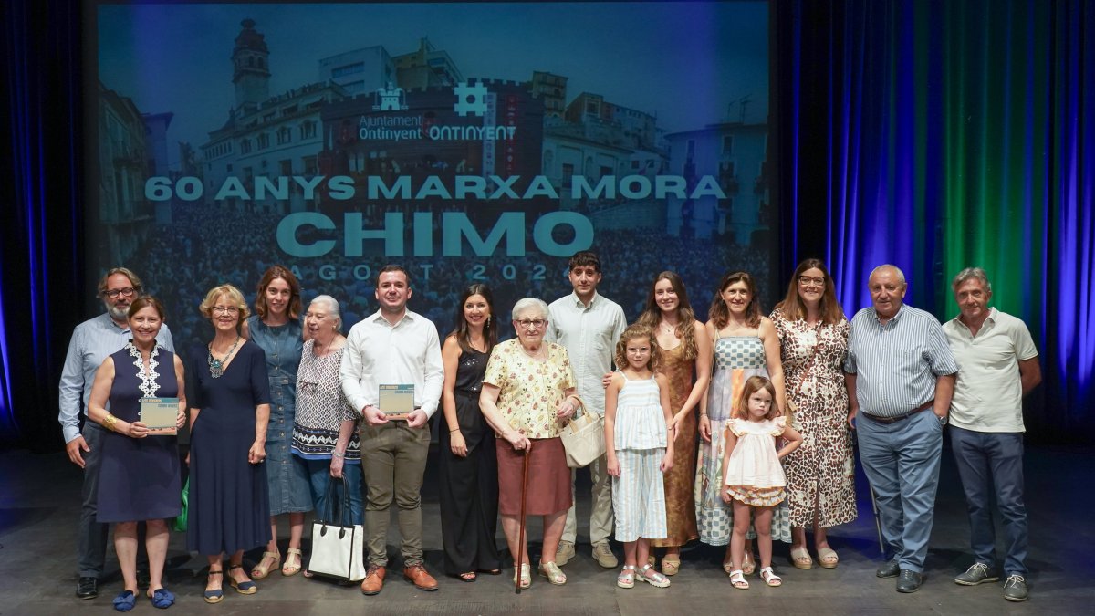 Foto grupal de la familia del Mestre, la regidora i el president de Festers