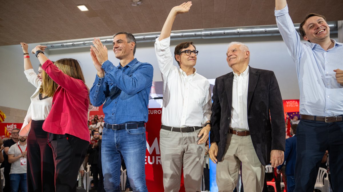 Sánchez, Illa y Borrell, en un acto de la campaña electoral catalana.