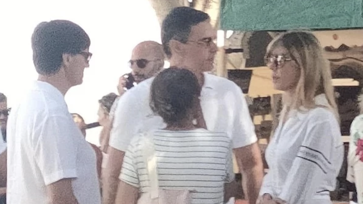 Pedro Sánchez en Lanzarote junto a su mujer, Begoña Gómez, y Salvador Illa