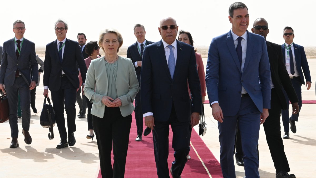 Pedro Sánchez, junto a Ursula Von der Leyen y el presidente mauritano en el último viaje al país africano el pasado mes de febrero.