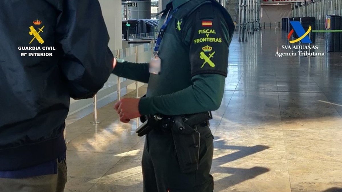 Imagen de archivo de agentes de la Guardia Civil en un aeropuerto