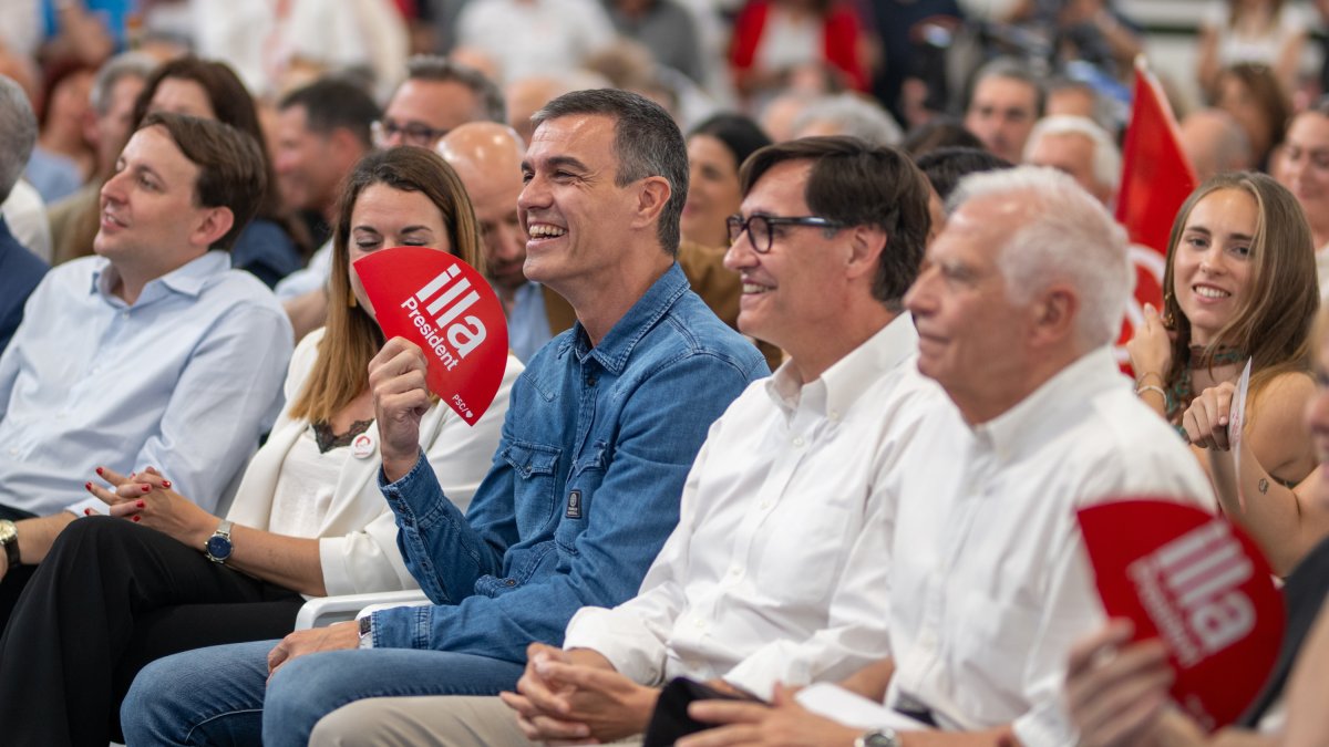 Pedro Sánchez y Salvador Illa, en la campaña de las elecciones catalanas.