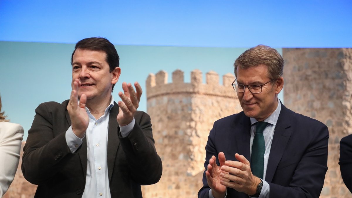 El presidente de la Junta de Castilla y León, Alfonso Fernández Mañueco (i) y el presidente del PP, Alberto Núñez Feijóo (d).