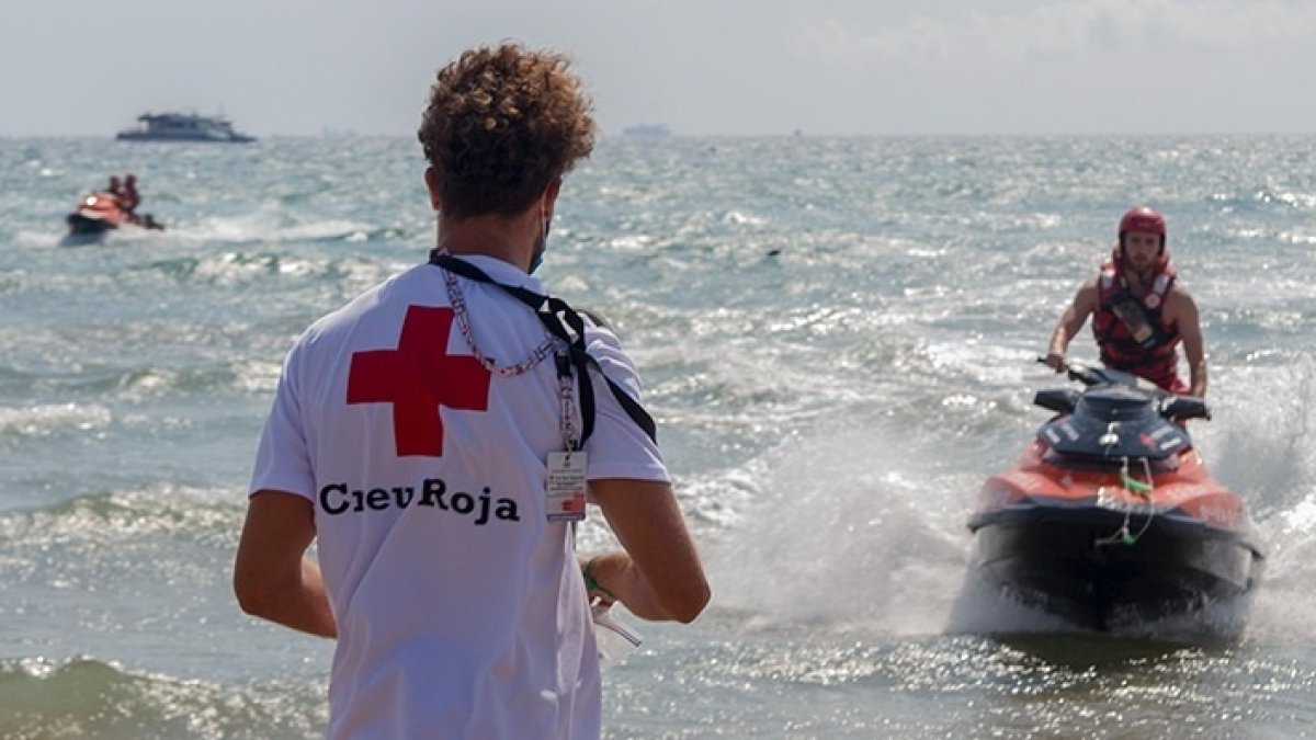 Socorrista de Cruz Roja en una playa valenciana