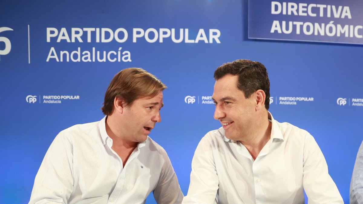 El presidente del PP-A, Juanma Moreno, y el secretario general del partido, Antonio Repullo.