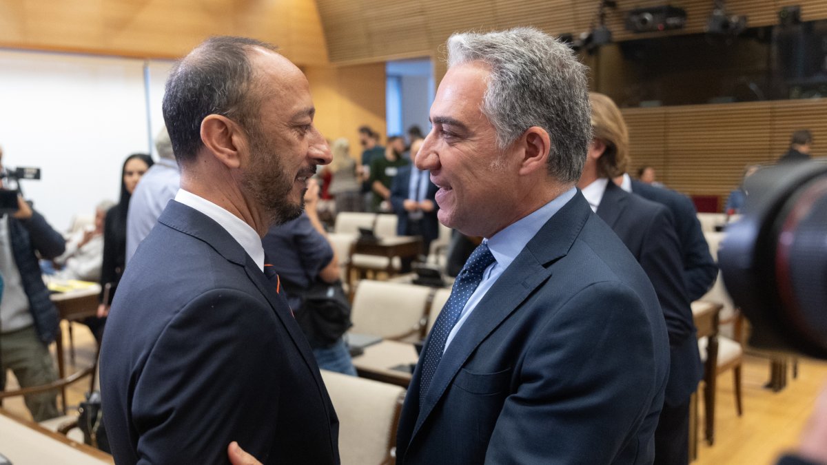 Alfonso Rodríguez Gómez de Celis y Elías Bendodo conversan durante la constitución de la Comisión de Investigación sobre el ‘caso Koldo’.