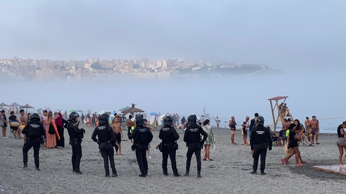 Intervención en la playa del Tarajal, en Ceuta.