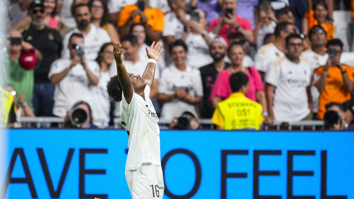 Endrick celebra su gol contra el Valladolid en su estreno en el Santiago Bernabéu.