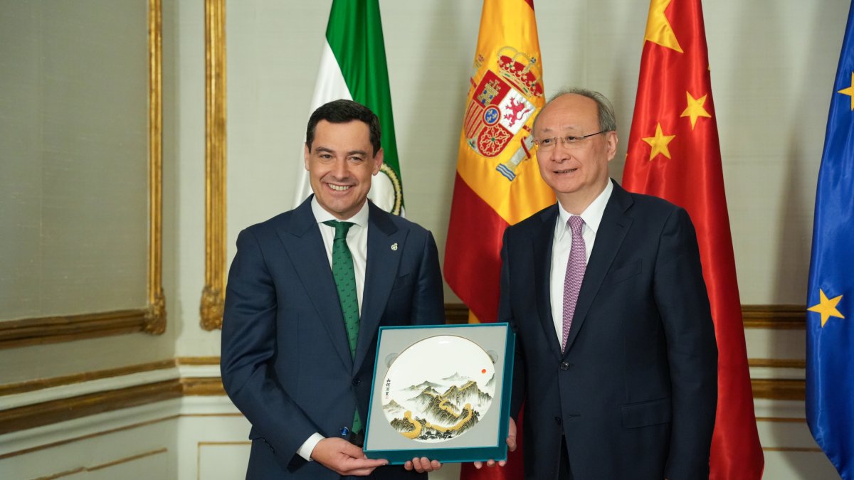 El presidente de la Junta, Juanma Moreno, en una imagen de archivo con la delegación del Comité Central del Partido Comunista chino encabezada por Yin Li en Sevilla.