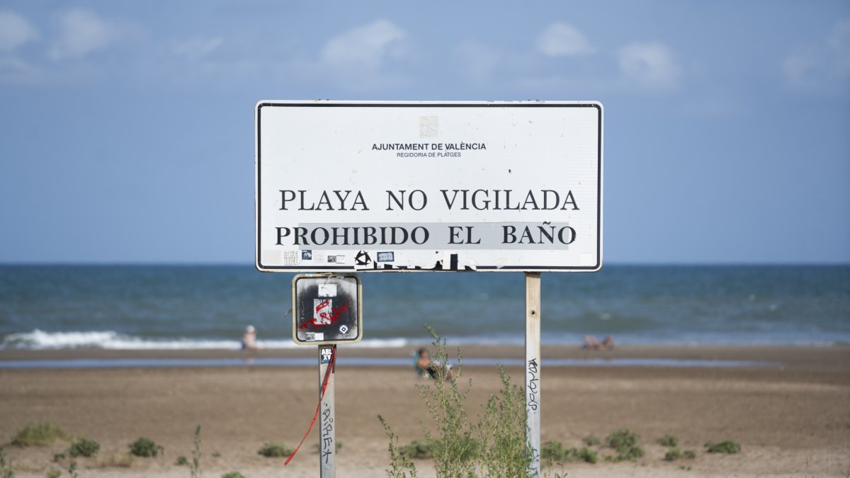 Cartel de advertencia en la playa de Massalfassar, a 26 de agosto de 2024, en Massalfassar, Valencia, Comunidad Valenciana (España).