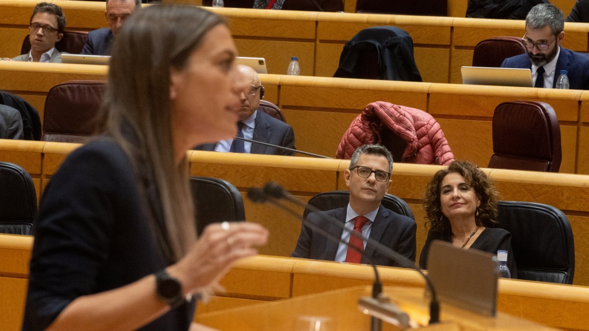 Félix Bolaños y María Jesús Montero escuchan la portavoz de Junts en el Congreso, Miriam Nogueras, durante un pleno.