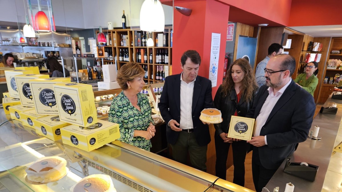 El presidente del PP de Castilla y León, Alfonso Fernández Mañueco, junto con el candidato a la Alcaldía de Ponferrada, Marco Morala, y la presidenta del PP de León, Ester Muñoz.