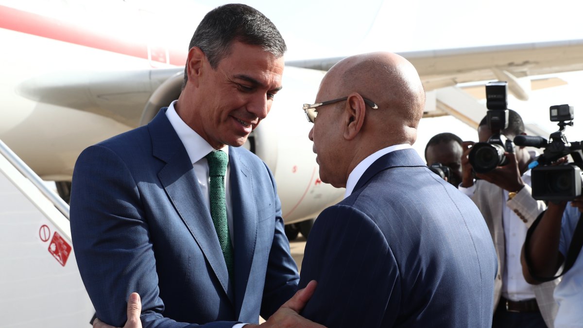 El presidente del Gobierno, Pedro Sánchez (i), y el presidente de Mauritania, Mohamed Uld Ghazuani (d).