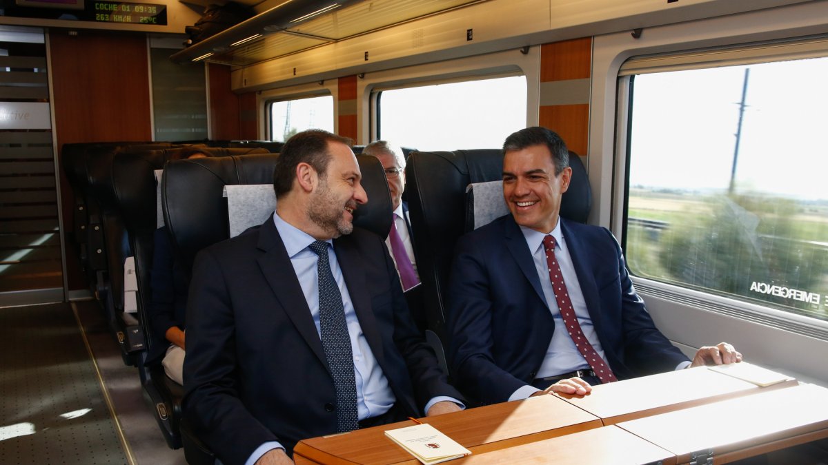 José Luis Ábalos y Pedro Sánchez viajan en AVE cuando el primero era todavía ministro de Transportes.