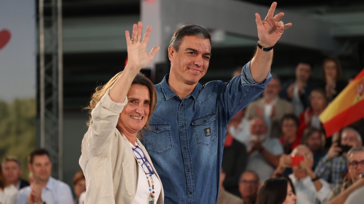 Pedro Sánchez y Teresa Ribera durante un acto de campaña del PSOE para las pasadas elecciones europeas.