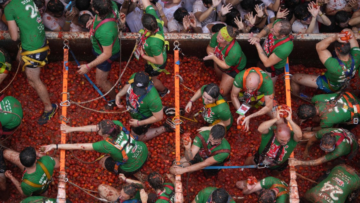 Decenas de personas durante la Tomatina de Buñol 2024