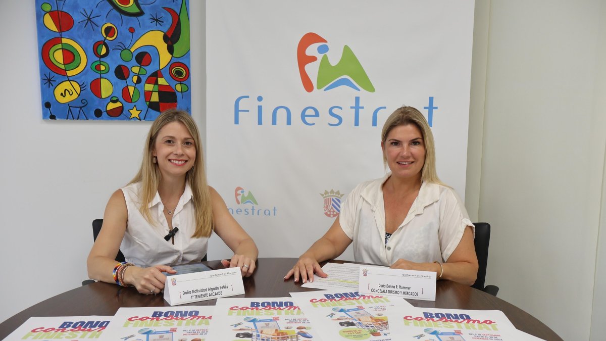 La edil titular del área de Comercio y de Consumo, Donna Rebecca Plummer y la 1ª Teniente de Alcalde, Nati Algado en la presentación de la campaña