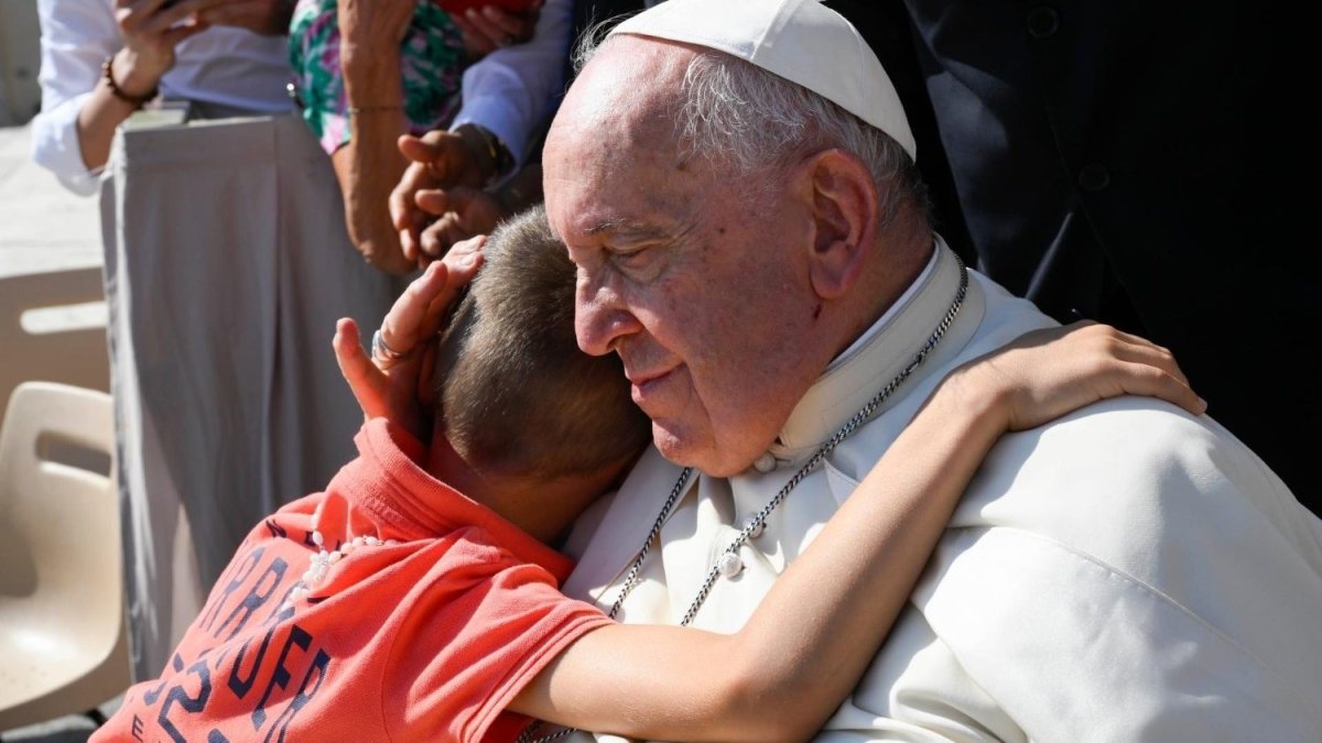 Un niño abraza al Papa Francisco en una audiencia de los miércoles en el Vaticano.