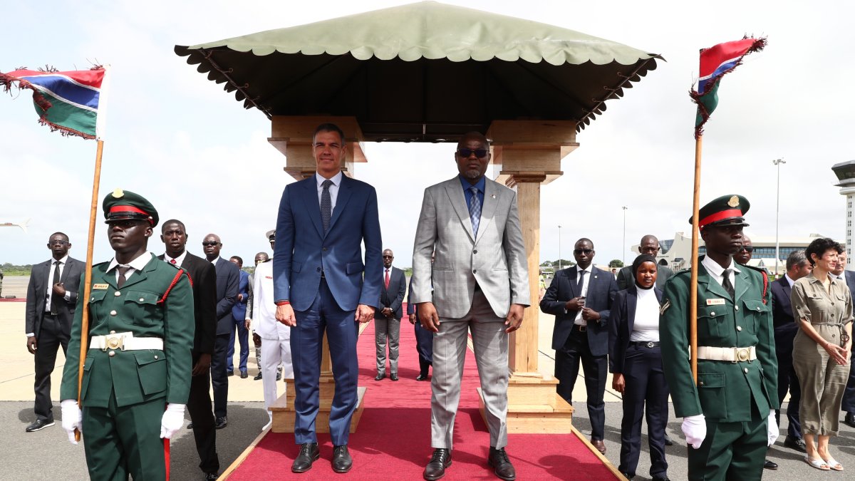 Pedro Sánchez y el presidente de Gambia, Adama Barrow, a 28 de agosto de 2024, en Gambia .