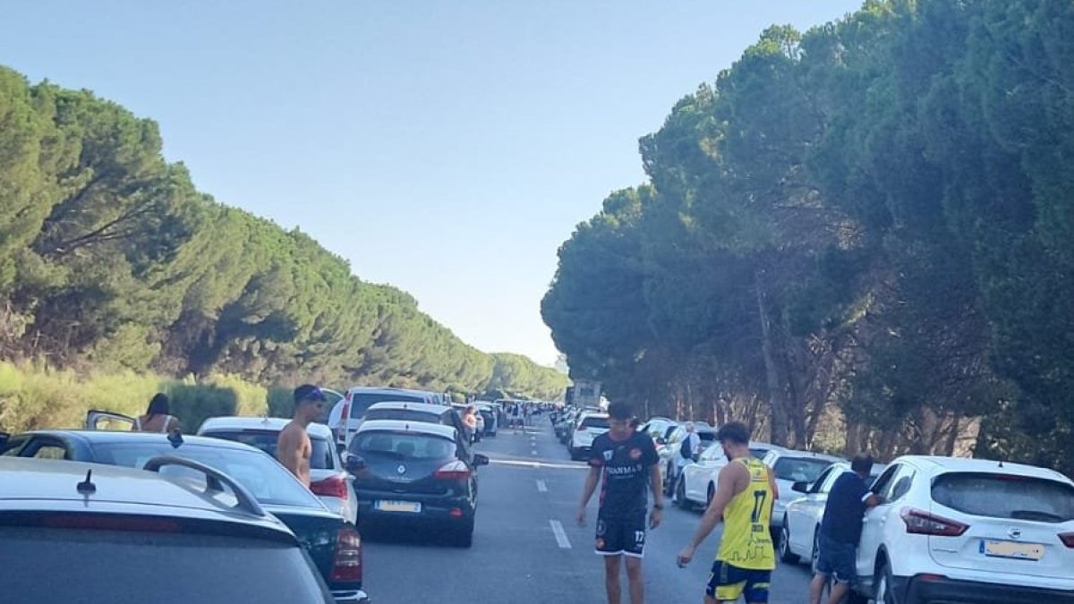 Jóvenes jugando al fútbol en plena autopista AP-4 al estar colapsada por un accidente de tráfico.