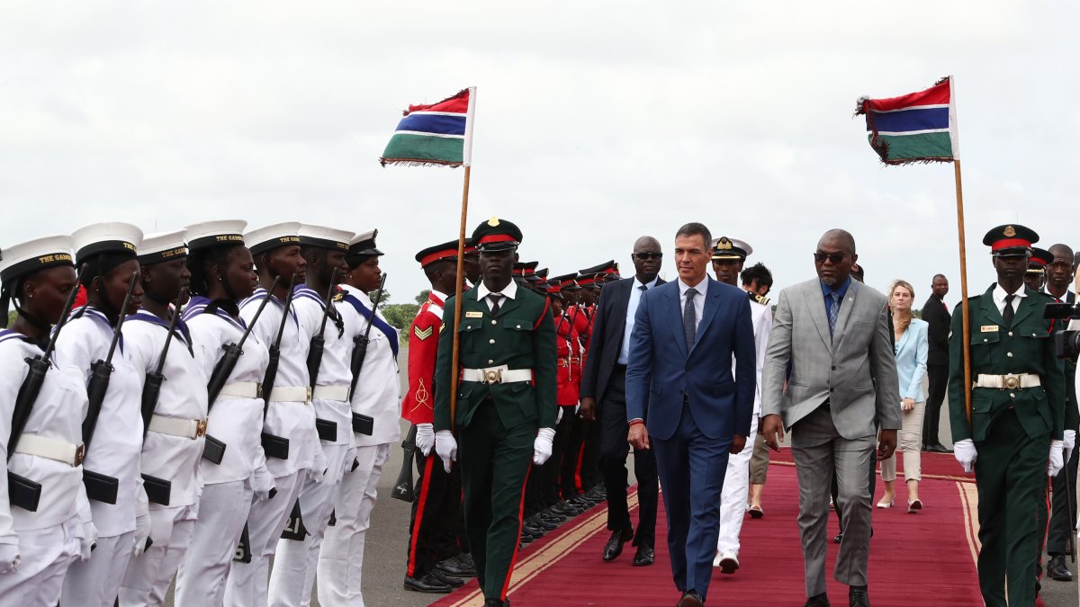 Pedro Sánchez es recibido por el presidente de Gambia, Adama Barrow durante su visita al país africano.