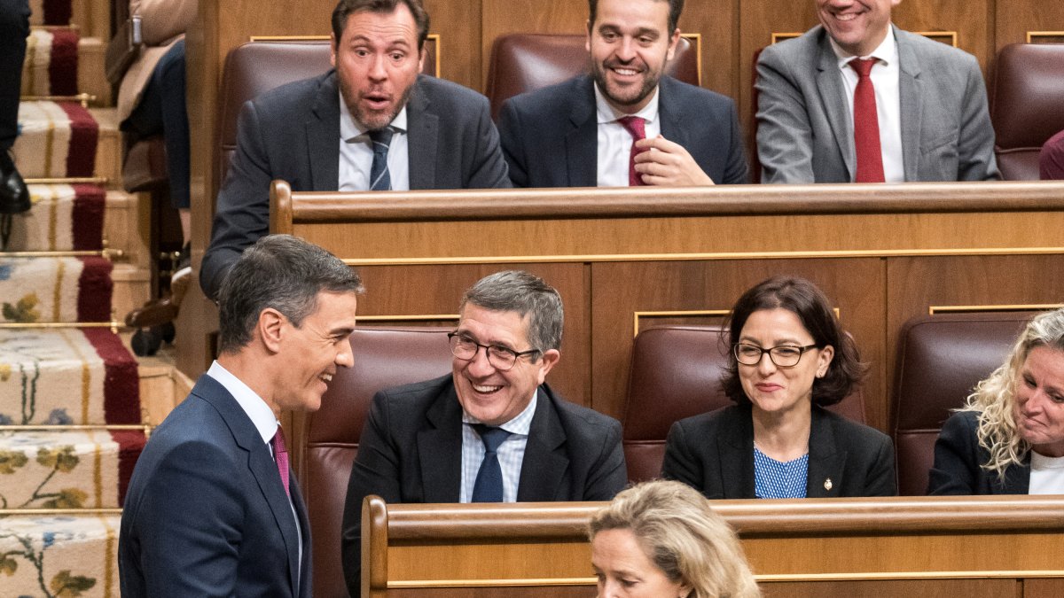 Pedro Sánchez durante una sesión en el Congreso con Óscar Puente y Patxi López de fondo.