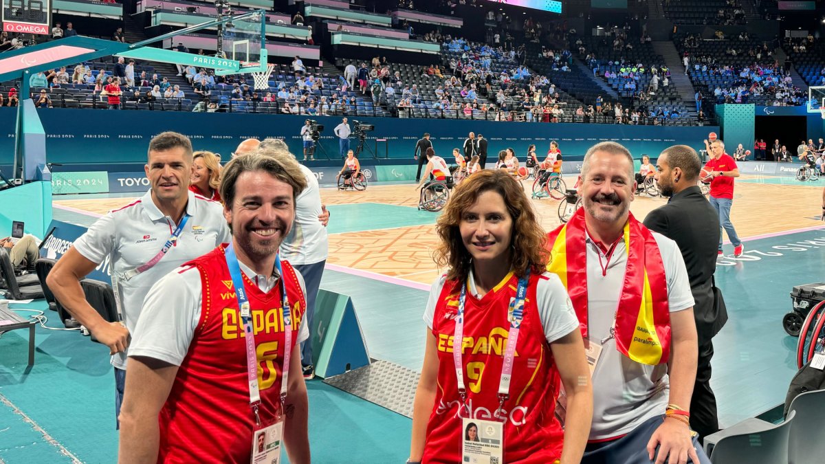 Díaz Ayuso asiste en París a la primera jornada de los Juegos Paralímpicos con participación de deportistas madrileños.