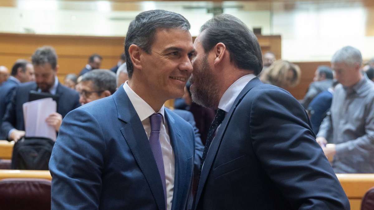 El presidente del Gobierno, Pedro Sánchez y el ministro de Transportes y Movilidad Sostenible, Óscar Puente, en una foto de archivo.