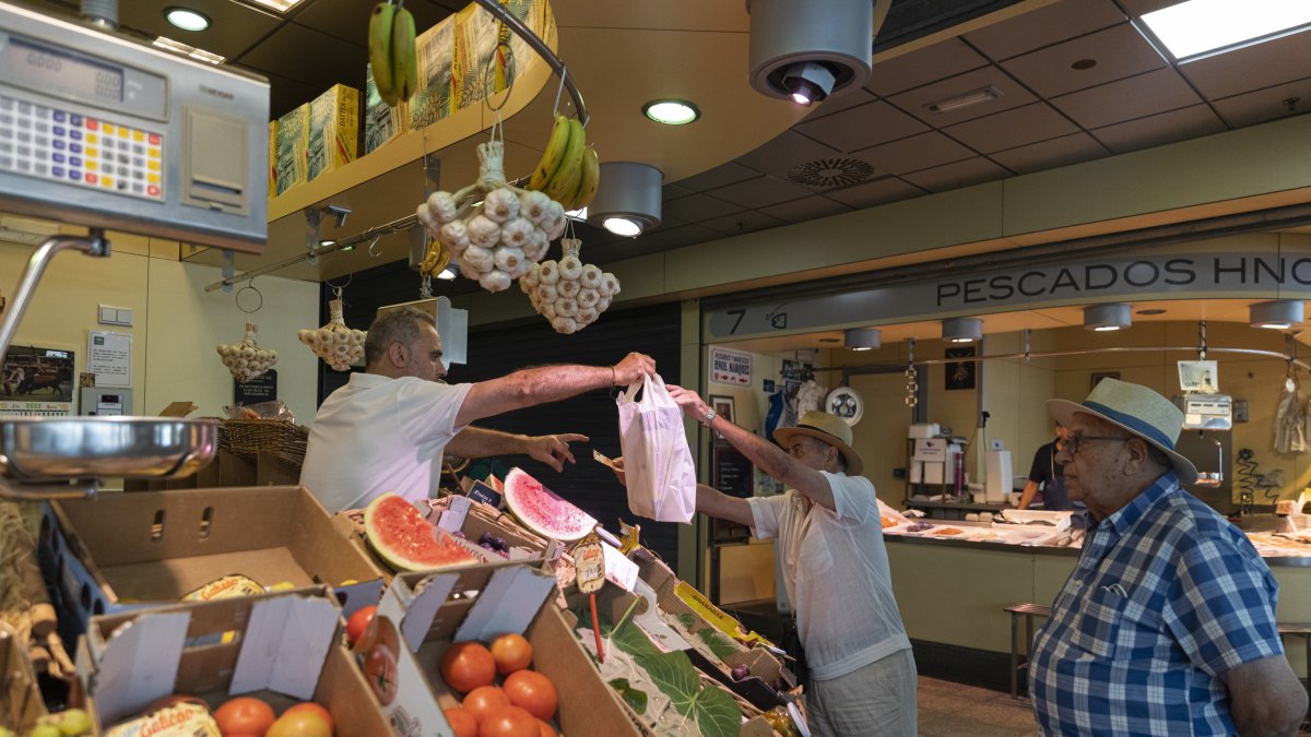 Archivo - Un puesto de frutas y verduras de un mercado de abastos. A 12 de agosto de 2022, en Sevilla (Andalucía, España). El Índice de Precios de Consumo (IPC) ha bajado un 0,4% en Andalucía durante julio con respecto al mes anterior, mientras que la tas.