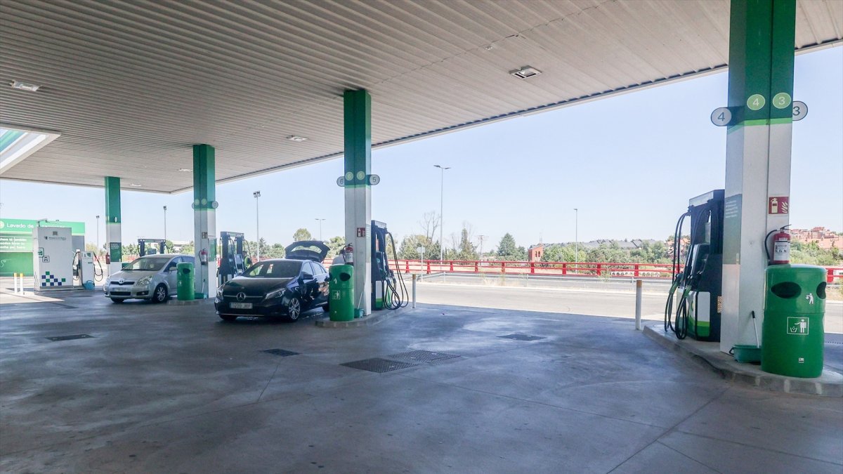 Dos coches repostando en una gasolinera, a 1 de agosto de 2024, en Madrid (España). El precio de los carburantes en España ha proseguido esta semana su tendencia bajista y ha encadenado su tercera caída, abaratándose hasta un 0,6% en plena operación salida de agosto. En concreto, el precio medio del litro de gasoil se ha situado en los 1,483 euros, cayendo un 0,6% con respecto a los 1,492 euros de hace una semana, para retroceder a niveles de la última semana de junio después de tres semanas de bajadas, según los datos del Boletín Petrolero de la Unión Europea recogidos por Europa Press.
01 AGOSTO 2024;CARBURANTE;GASOLINA;DIESEL;BAJADA;RECURSOS;GASOLINERA;PIXELADA
Ricardo Rubio / Europa Press
01/8/2024