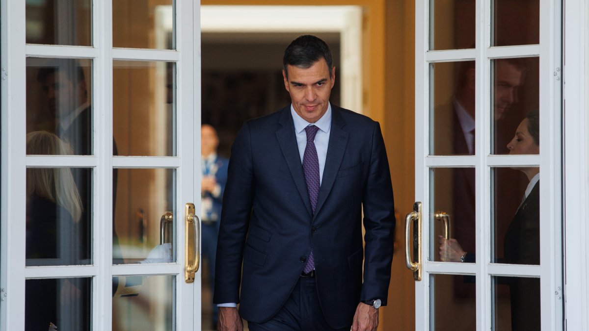 El presidente del Gobierno, Pedro Sánchez, en las puertas de La Moncloa.