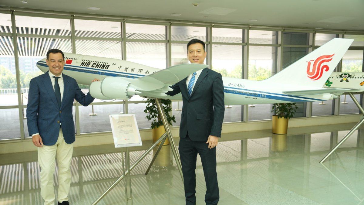 El presidente de la Junta de Andalucía, Juanma Moreno (PP-A), con el representante de Air China en Pekín.