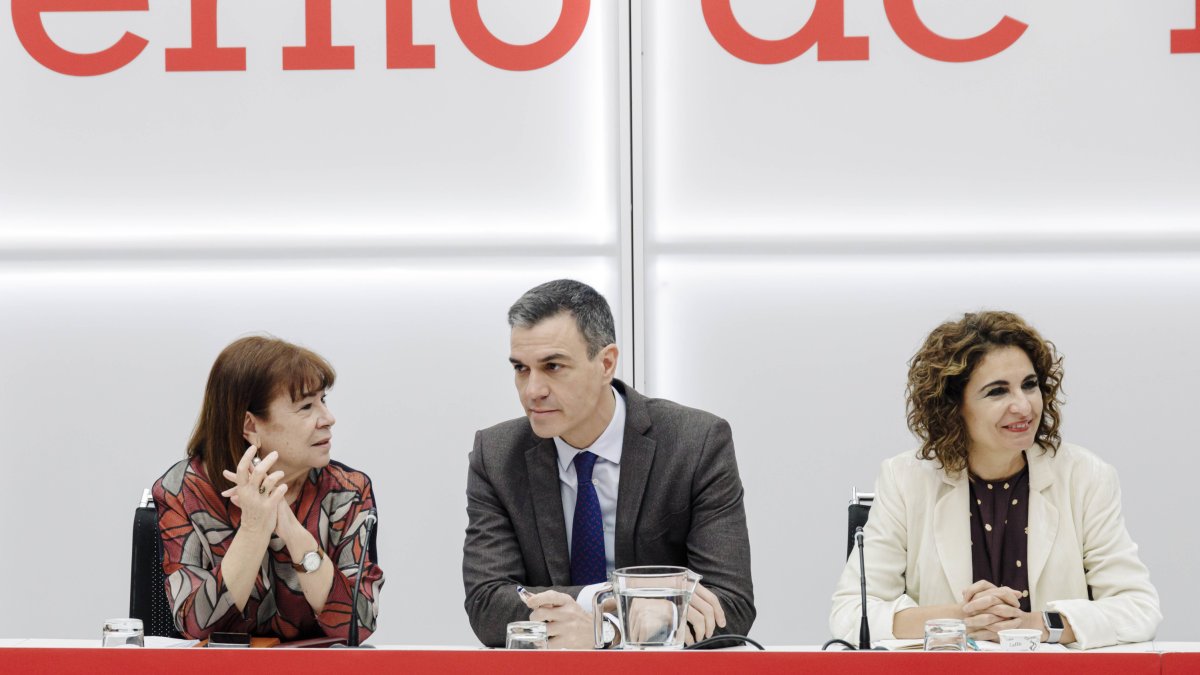 Archivo - (I-D) La presidenta del PSOE, Cristina Narbona; el secretario general del PSOE y presidente del Gobierno, Pedro Sánchez, y la ministra de Hacienda y Función Pública, María Jesús Montero, durante la reunión de la Comisión Ejecutiva Federal en Fer.