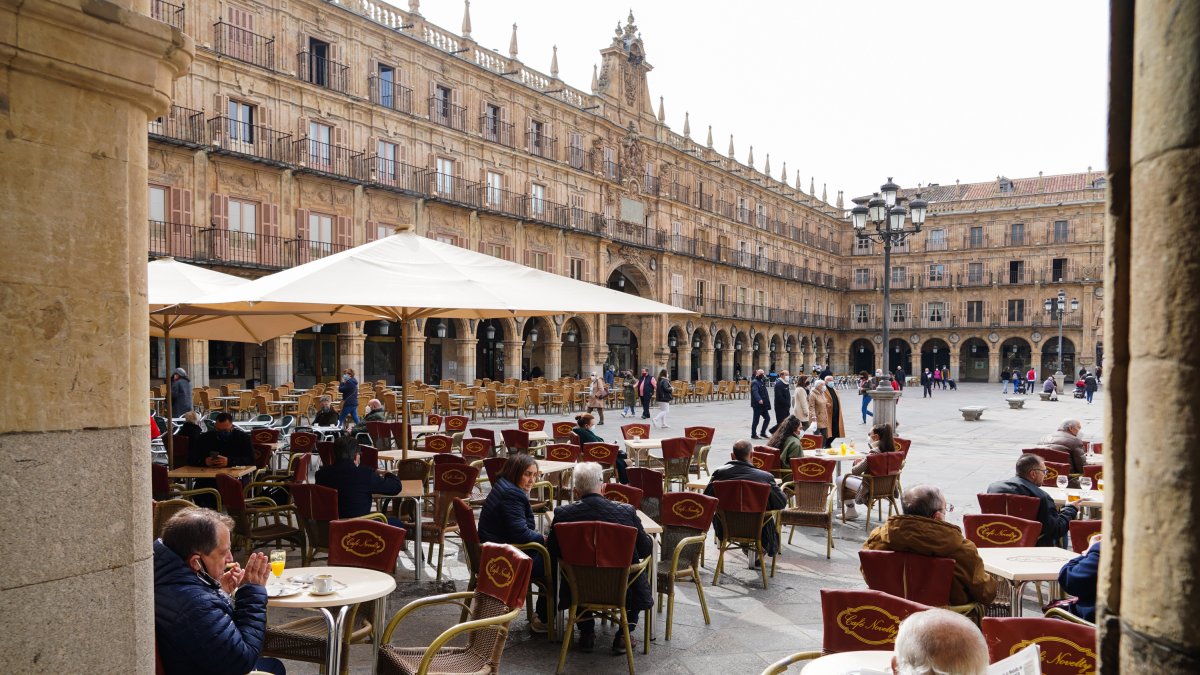 Varias personas en la terraza de un restaurante en la Plaza Mayor de Salamanca